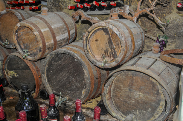 在酒窖的酒桶中陈酿的葡萄酒图片下载