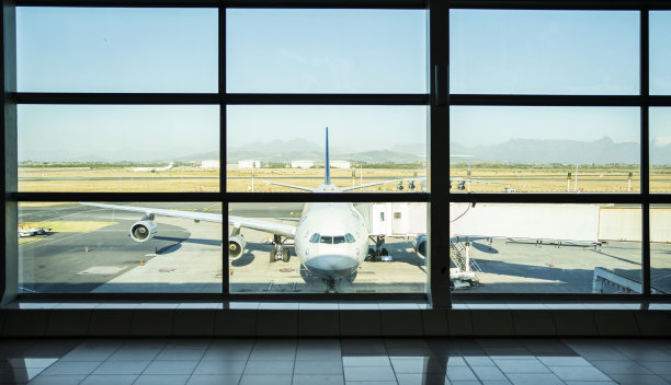 飞机在登机口准备登机图片下载