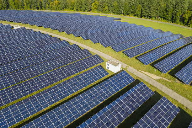 一排排蓝色太阳能电池板，鸟瞰图图片下载