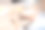 办公室员工在工作场所使用洗手液，特写镜头图片下载