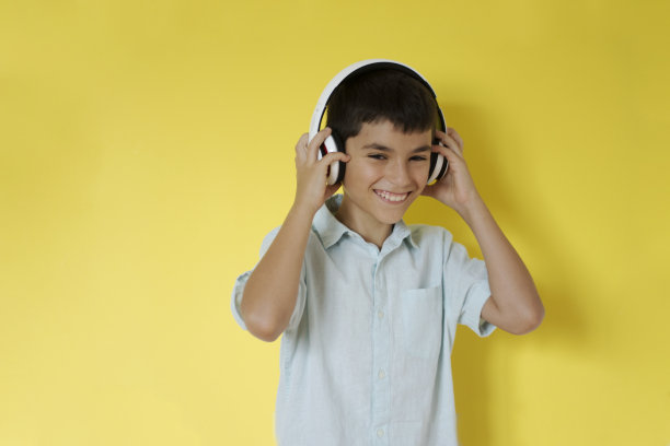 那个小男孩在微笑着听音乐图片下载