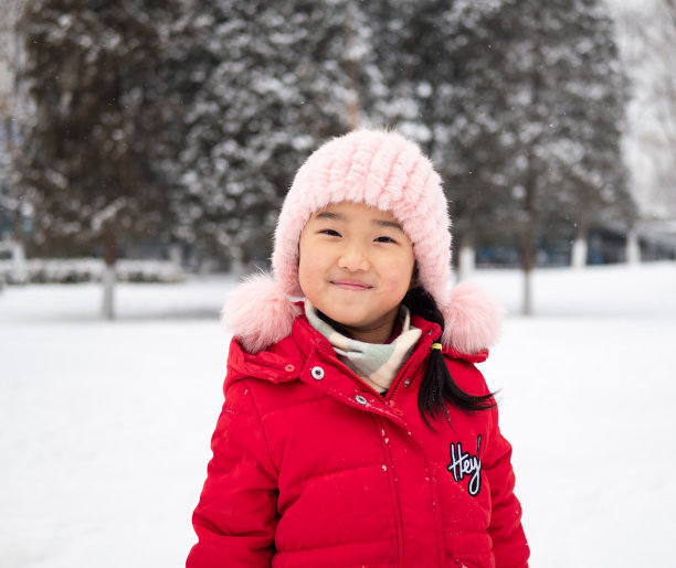 玩雪的小女孩图片下载