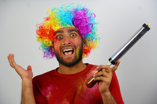 小男孩扣篮时，有胡里节的投球动作图片下载