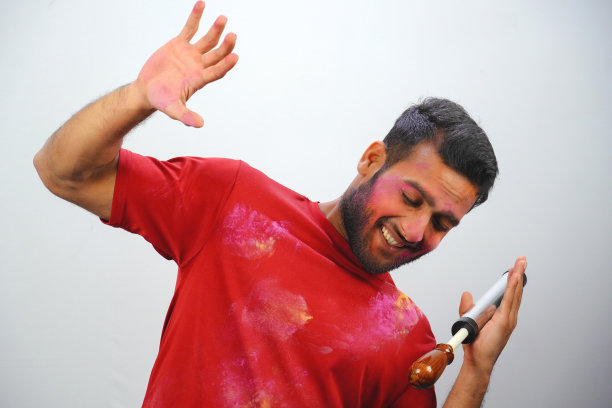 小男孩玩着胡里节的游戏图片下载