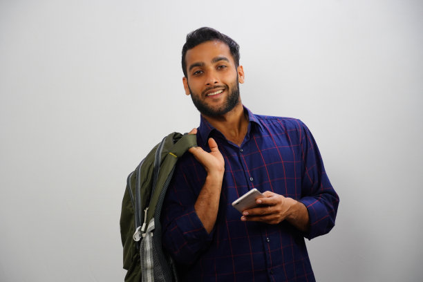 年轻大学生有包的形象HD图片下载