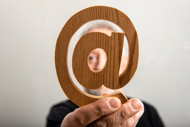 中年男子手里拿着真正的木头电子邮件符号图片下载