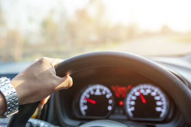 年轻男性在路上开车图片下载