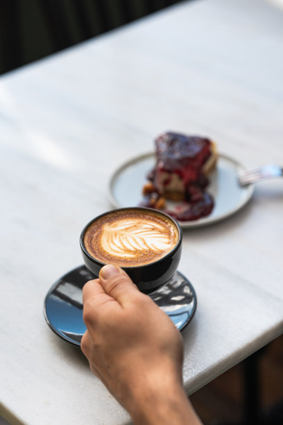 一杯拿铁和芝士蛋糕图片下载