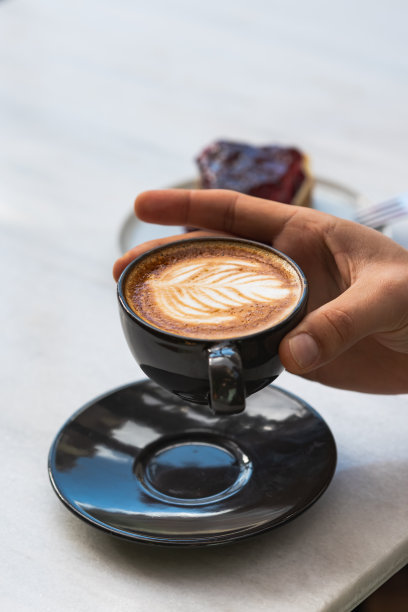 一杯拿铁和芝士蛋糕图片下载