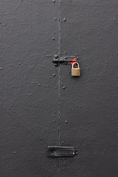 固定一扇黑色旧木门的挂锁图片下载