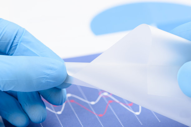 科学家手中柔软的半透明塑料状材料图片下载