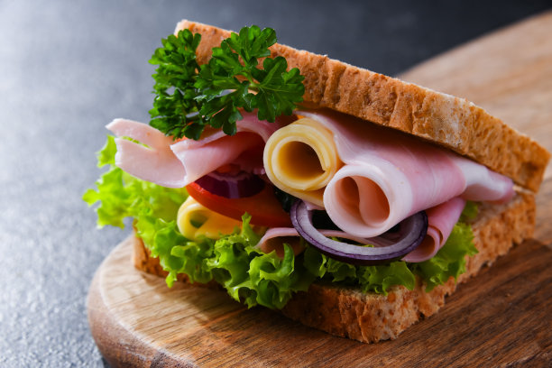 芝士火腿和新鲜蔬菜三明治图片下载