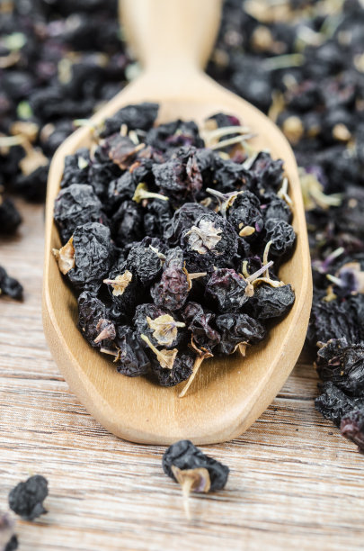 黑枸杞或黑枸杞，放在木勺里。图片下载