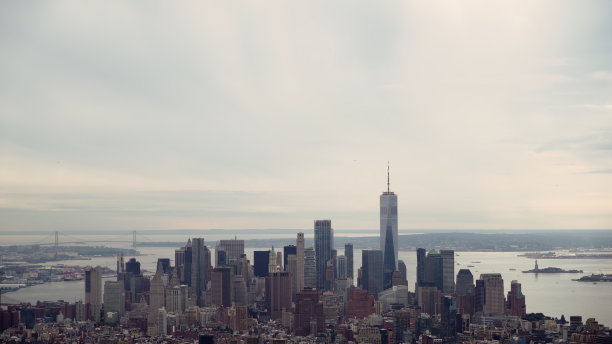 鸟瞰美国纽约市中心和曼哈顿市中心。哈德逊河图片下载