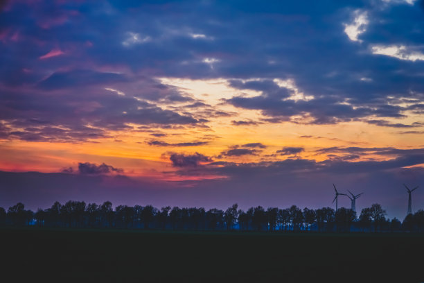 夕阳下的田野。图片下载