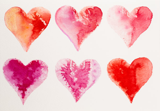 水彩画上粉红色的心，在白色的水彩纸上。图片下载