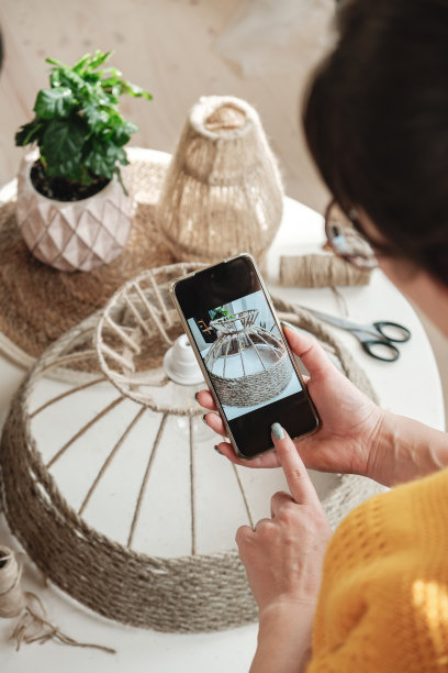 一名女性diy博主在社交媒体上用手机自拍diy博客手工黄麻绳灯图片下载