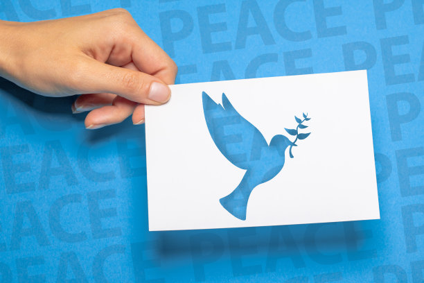 一个女人拿着和平象征鸽子的信图片下载