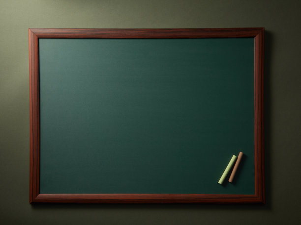 空黑板用粉笔，水平框架。图片下载