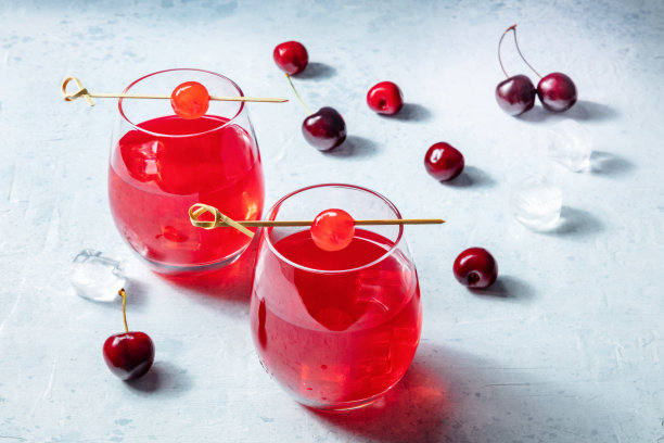 鸡尾酒樱桃和鸡尾酒，一种充满活力的加冰的红色饮料图片下载
