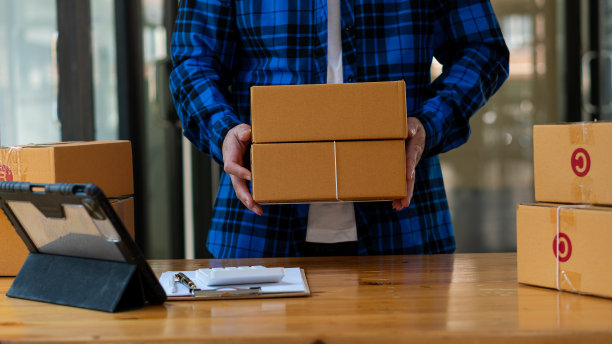 创办小型企业成功的中小企业企业家。自由职业者在家工作，在初创公司的工作场所使用在线包裹递送笔记本电脑图片下载