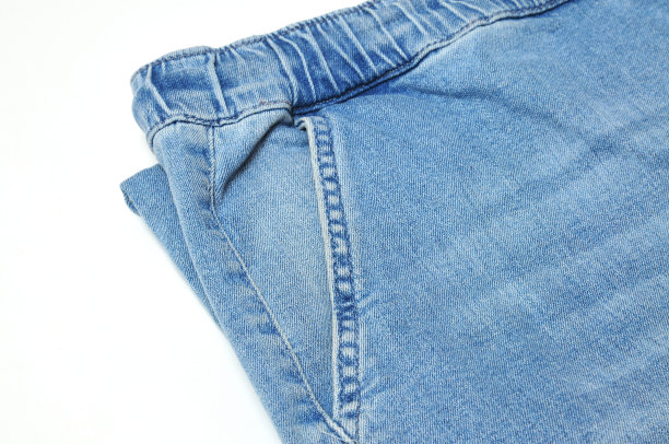 白色背景的复古牛仔裤，系着带子图片下载