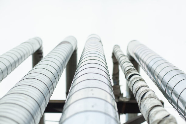 供热管道。城市的通讯。大量不锈钢护套管道。工业设备。图片下载