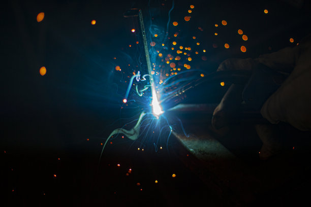 从焊接火花。焊机在工作。图片下载