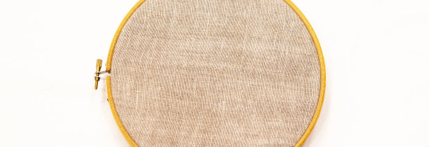 刺绣环用天然亚麻织物，作为模板，隔离。平顶的观点。图片下载