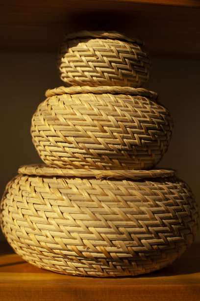 放小东西的篮子。对象内部。编织盒呈圆形。室内物体上的阳光。图片下载