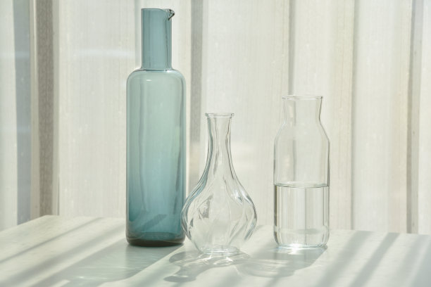 玻璃器皿反射阳光阴影效果，夏日静物景象，透明晶莹的水杯，阳光明媚的日子里温暖的灯光氛围。图片下载