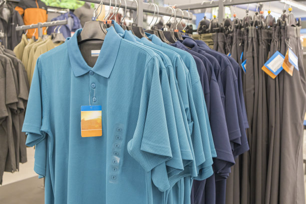 商场里挂着的男士t恤图片下载