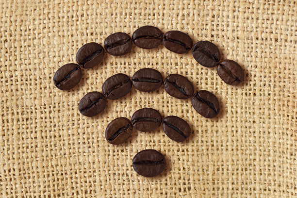 用咖啡豆制作的Wifi连接符号图片下载