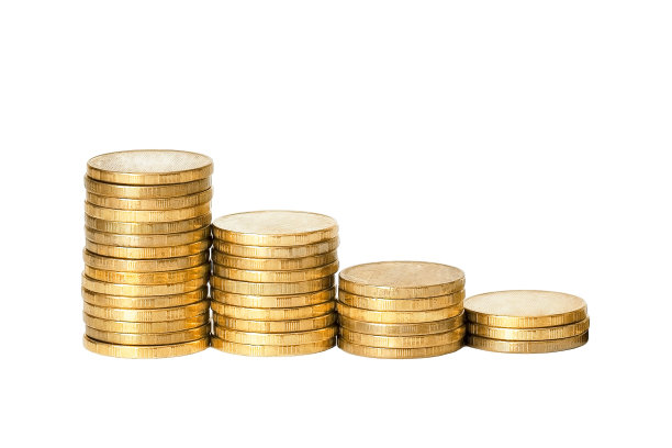 四叠硬币孤立在白色背景上。金融危机的概念。图片下载