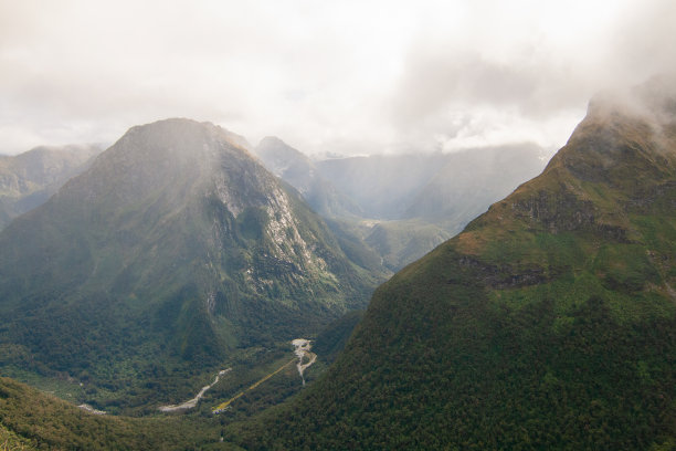 麦金农隘口亚瑟谷，峡湾国家公园，米尔福德步道，新西兰图片下载