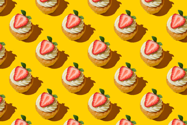 用草莓和奶油做的家庭饼干图案。上面有大草莓的小蛋糕。用草莓和奶油图案重复自制饼干。平的风格。图片下载