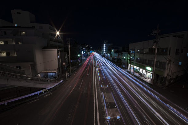 广角拍摄的东京城市街道的夜间交通堵塞图片下载
