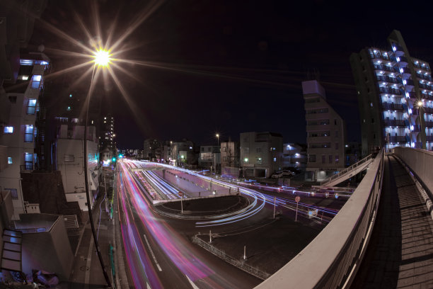 夜间交通堵塞在东京的城市街道鱼眼镜头图片下载