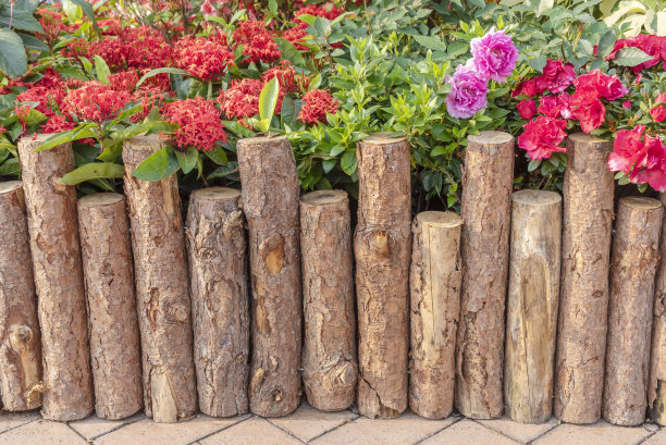 木栅栏在美丽的后院花园图片下载