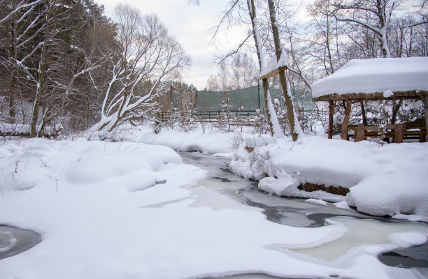 小河边的木制凉亭。图片下载