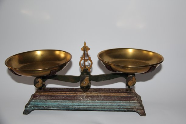 老式托盘平衡重量秤在白色的背景。图片下载