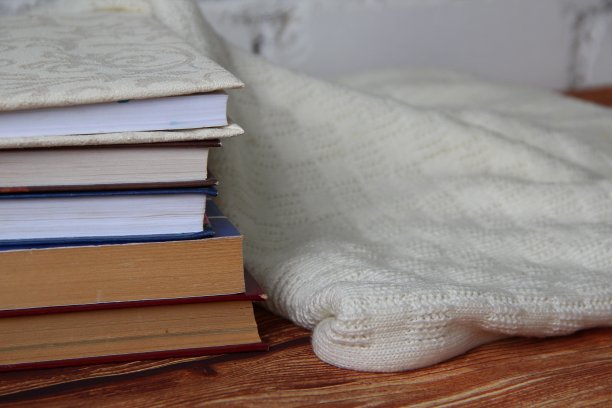 一堆书和一件舒适的毛衣图片下载