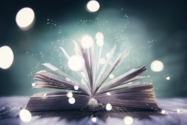 在桌子背景上放一本翻开的古书或圣经图片下载