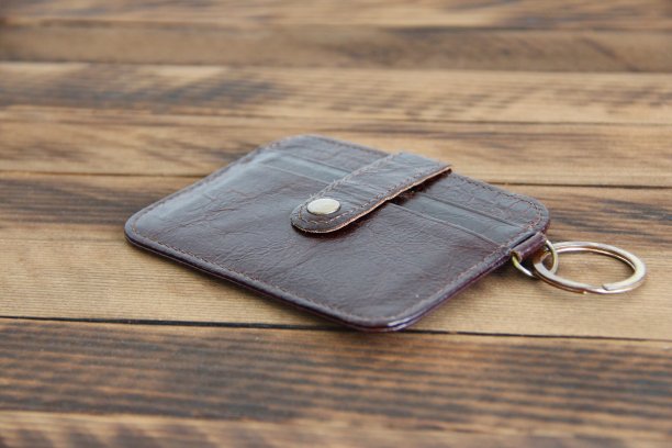 皮革钱包在一个黑暗的木制背景，关闭图片下载