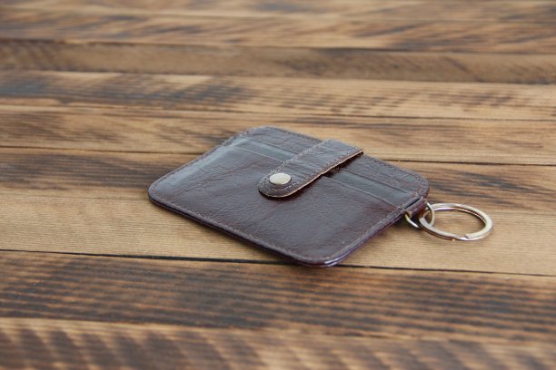 皮革钱包在一个黑暗的木制背景图片下载