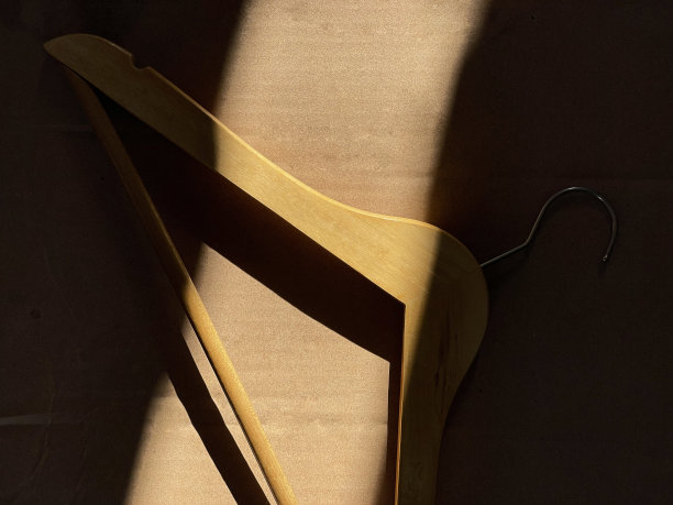 黄金时间的木制衣架。家用设备在衣柜里图片下载