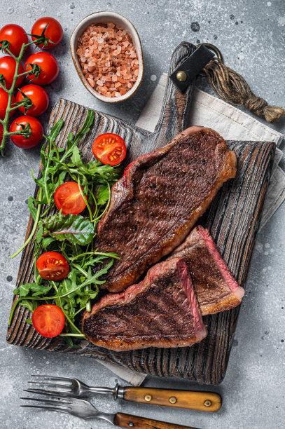 烤牛尾肉或上腰牛排配沙拉。灰色的背景。俯视图图片下载