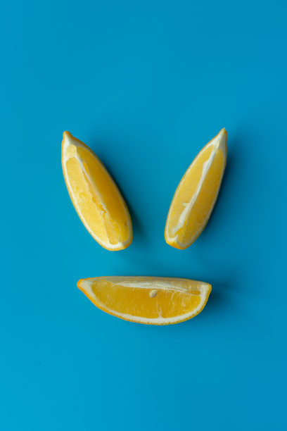 蓝色背景的柠檬片图片下载