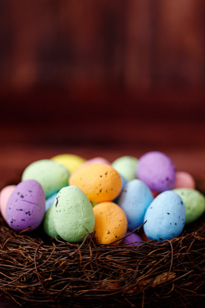 复活节背景黄色的小鸡和蛋。复活节假期。图片下载