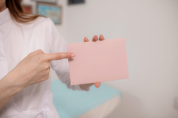 拿着服务证书的女孩图片下载